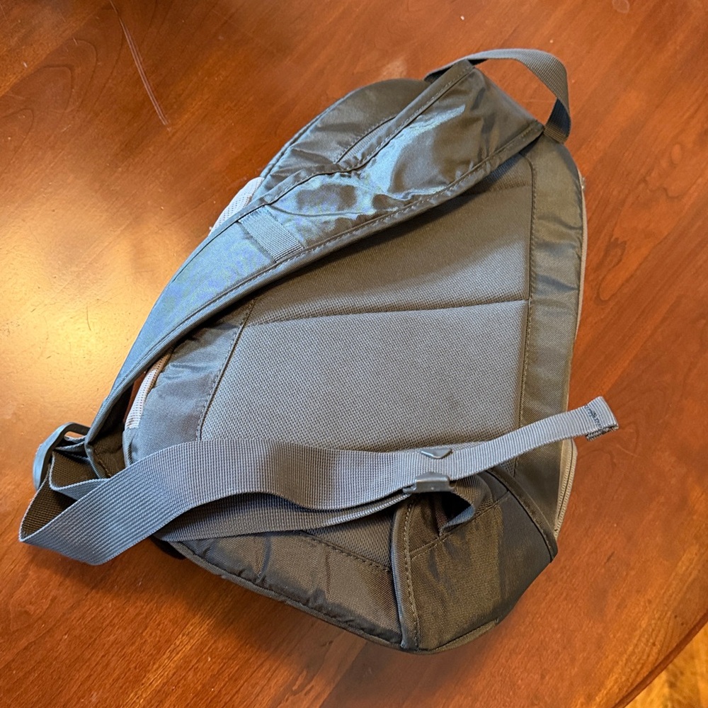 Lowepro StreamLine Sling Camera Bag - Grey. New without tags - Picture 2 of 6